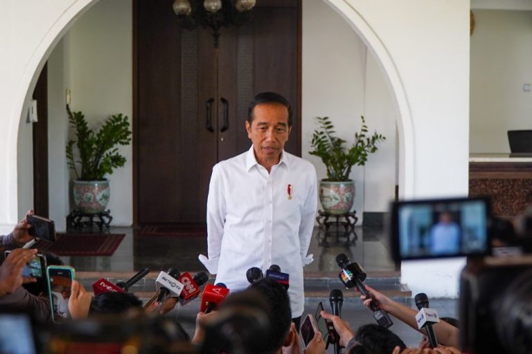 Presiden Jokowi memberikan keterangan pers terkait pengunduran diri dari Mentan Syahrul Yasin Limpo, di Istana Merdeka, Jakarta, Jumat (06/10). (Foto: Dok BPMI Setpres)