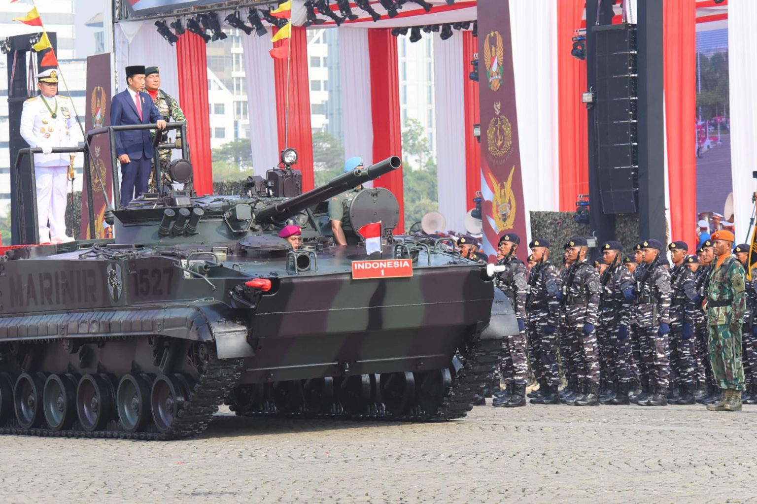 Presiden Jokowi didampingi Panglima TNI Marsekal Yudo Margono memeriksa pasukan pada Upacara HUT ke-78 TNI, di Lapangan Monas, Jakarta, Rabu (05/10). (Foto: Dok Humas Setkab)