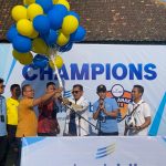 Pemimpin cabang bank bjb denpasar sonny permana saat membuka liga anak Bali 2023 di lapangan Makroem 163,jalan tendean, dauh puri kota Denpasar. Sabtu (23/10). Liga Anak Bali 2023 secara simbolis dibuka dengan pelepasan balon dan penyerahan bola kepada perangkat pertandingan oleh perwakilan bank bjb Kantor Cabang Denpasar