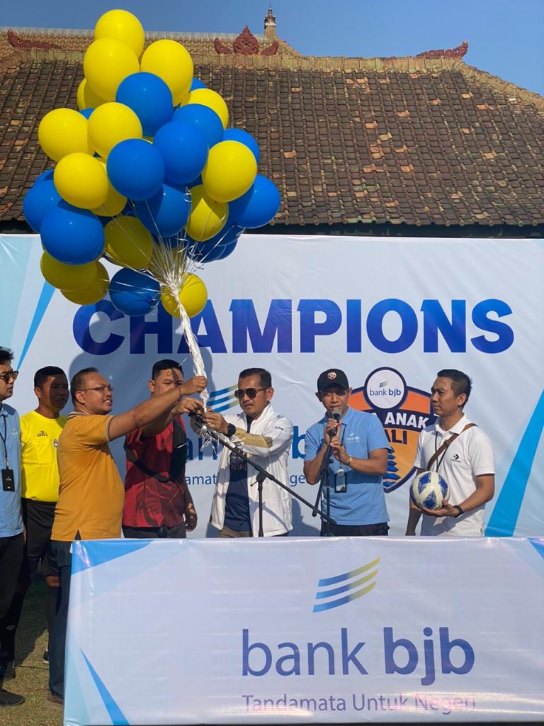 Pemimpin cabang bank bjb denpasar sonny permana saat membuka liga anak Bali 2023 di lapangan Makroem 163,jalan tendean, dauh puri kota Denpasar. Sabtu (23/10). Liga Anak Bali 2023 secara simbolis dibuka dengan pelepasan balon dan penyerahan bola kepada perangkat pertandingan oleh perwakilan bank bjb Kantor Cabang Denpasar