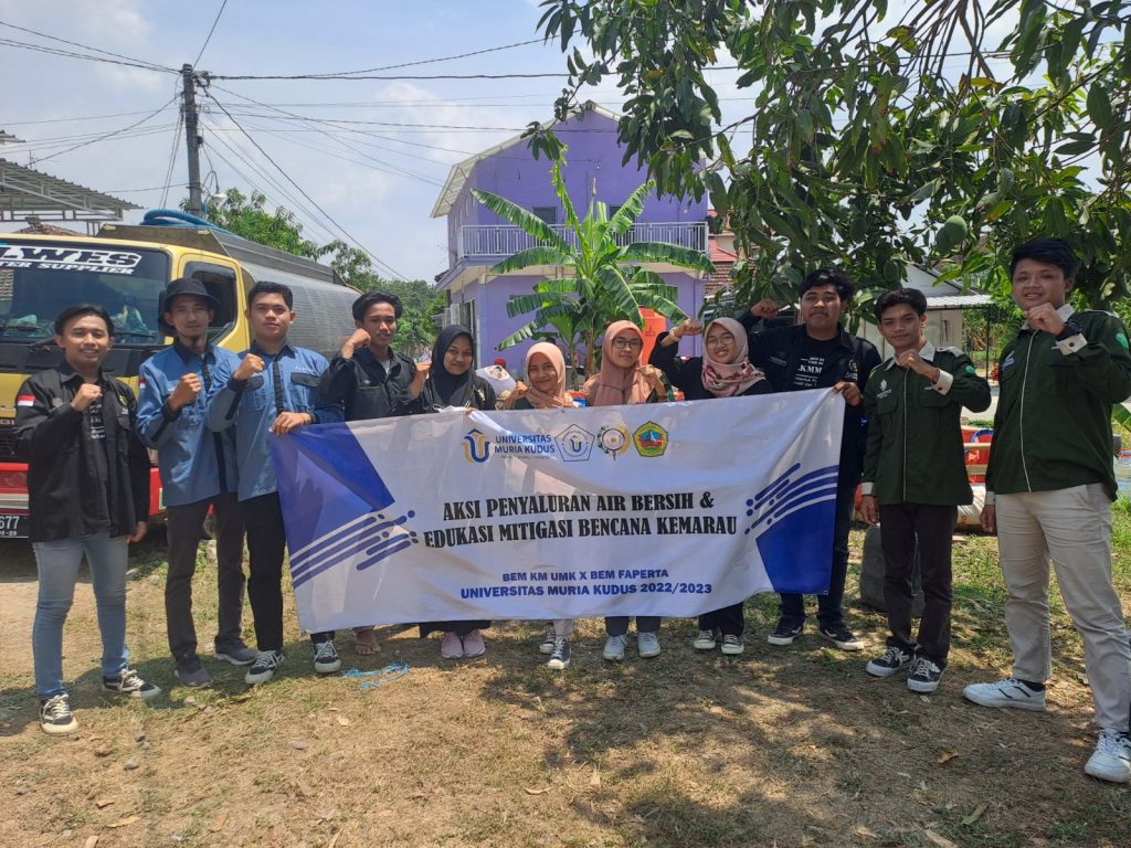 BEM KM dan BEM Faperta UMK Kompak Kirimkan Bantuan Air Bersih untuk Desa Bungasrejo