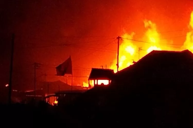 Gudang Rongsok di Pasar Kliwon Terbakar, 12 Rumah Hangus Dilalap Api