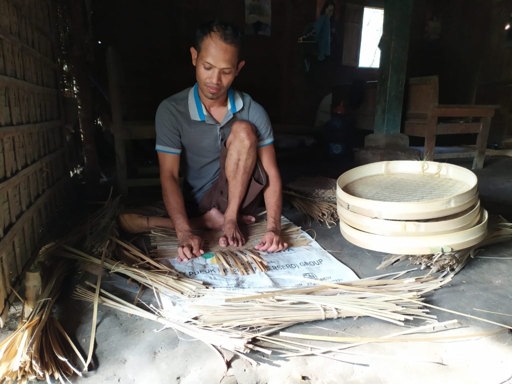 Mulyadi, seorang perngrajin anyaman bambu di Desa Pulerejo, Kecamatan Winong, Kabupaten Pati