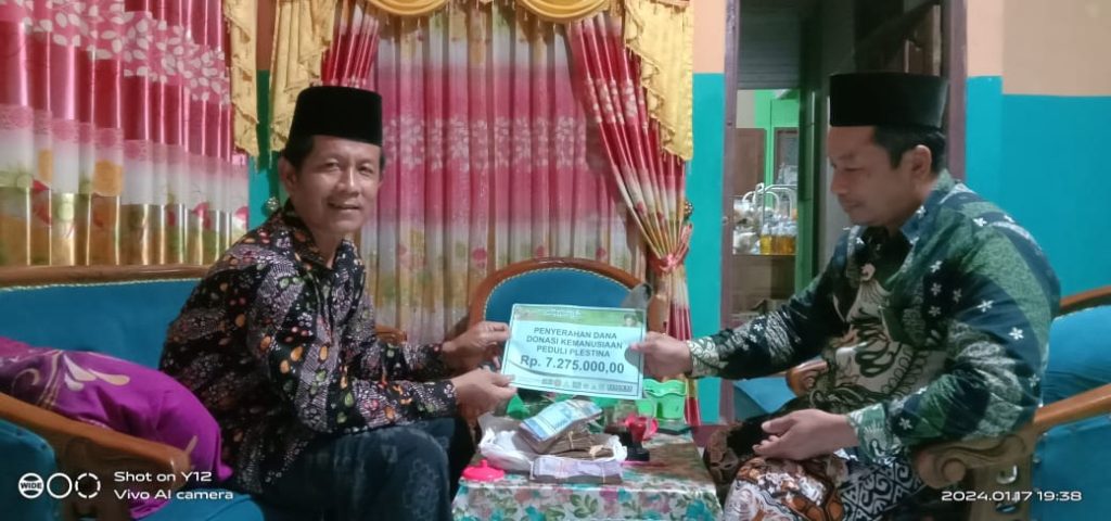 Pengurus NU Desa Cabak menyerahkan donasi kepada Laziznu Tlogowungu 