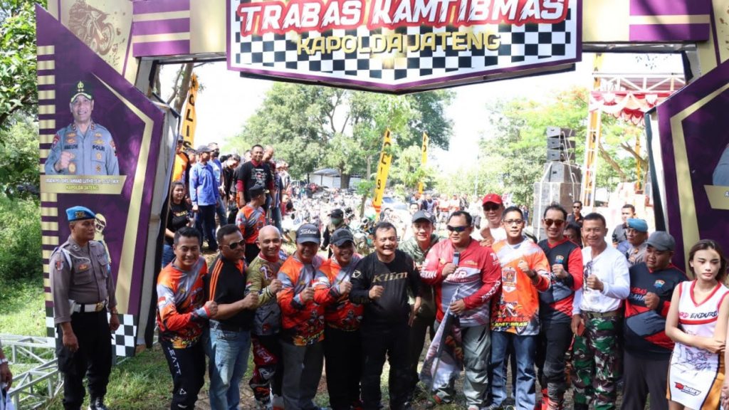 662ca1a041806-kapolda-jateng-bersama-offroader-saat-acara-trabas-kamtibmas-di-kudus_semarang