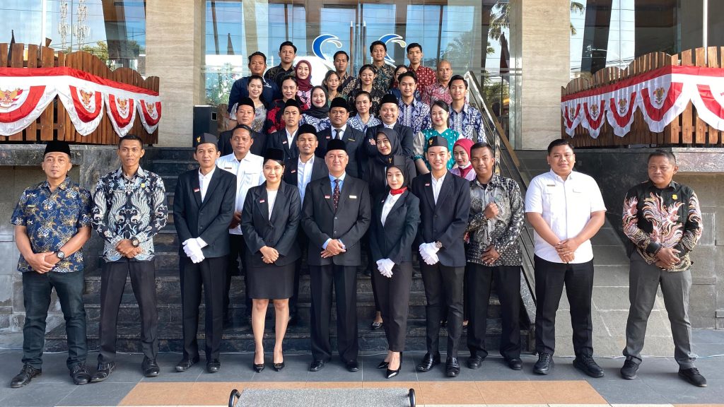 meriahkan HUT RI ke-79, seluruh staf & karyawan hotel safin adakan upacara dan bermacam lomba