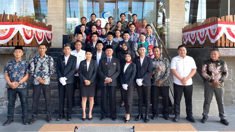 meriahkan HUT RI ke-79, seluruh staf & karyawan hotel safin adakan upacara dan bermacam lomba