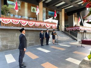 upacara bendera di halaman The Safin Hotel Pati