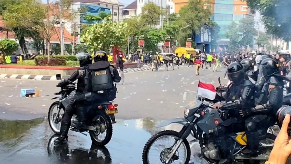 66c70d6005776-polisi-bubarkan-massa-demo-mahasiswa-protes-revisi-uu-pilkada-di-semarang-kamis-2282024_1265_711