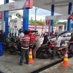 antrean pembeli bbm di spbu