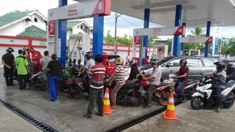 antrean pembeli bbm di spbu