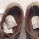 hilangkan bau sepatu dengan kantong teh bekas