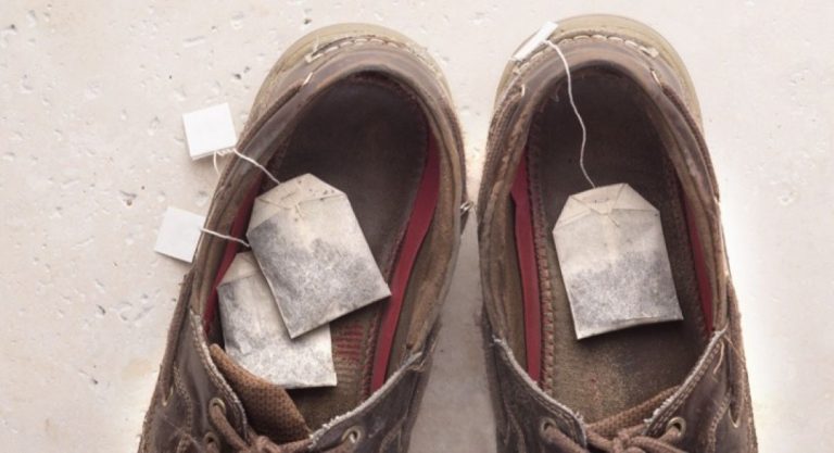 hilangkan bau sepatu dengan kantong teh bekas
