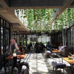 pengunjung menikmati suasana di kedai kopi