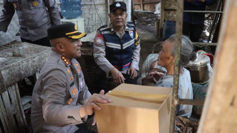 kapolresta pati pimpin kegiatan jumat berkah