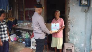 kapolresta Pati serahkan paket sembako bagi warga di kawasan slum area