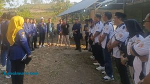karang taruna dari temanggung serius mendengarkan penjelasan