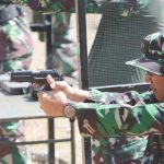 komandan kodim 0718/pati ikut lomba menembak