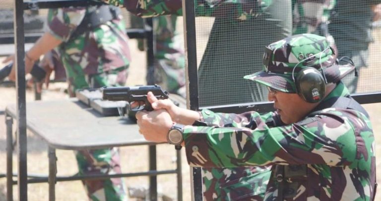 komandan kodim 0718/pati ikut lomba menembak