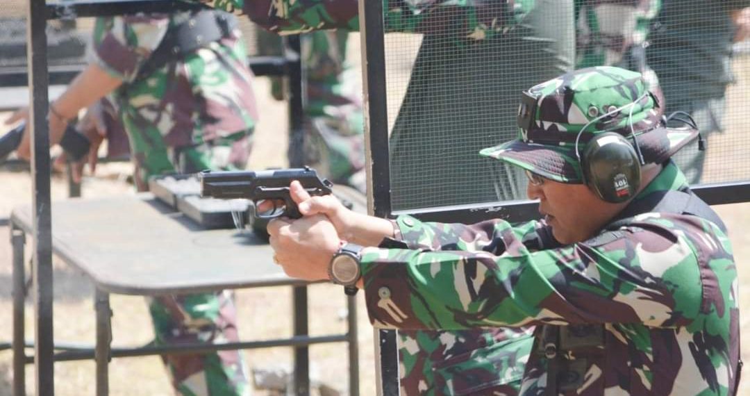 komandan kodim 0718/pati ikut lomba menembak
