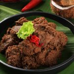 rendang, makanan khas Padang yang mendunia