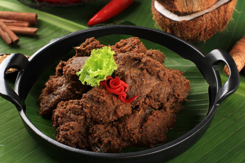 rendang, makanan khas Padang yang mendunia