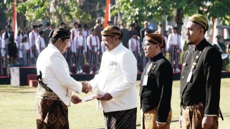Pj. Bupati Pati terima penghargaan