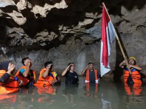 upacara di dalam gua Pancur