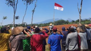 upacara di tengah lahan pertanian