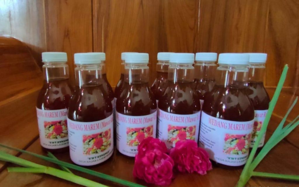 tak hanya untuk dipandang, mawar juga bisa dinikmati sebagai wedang mawar