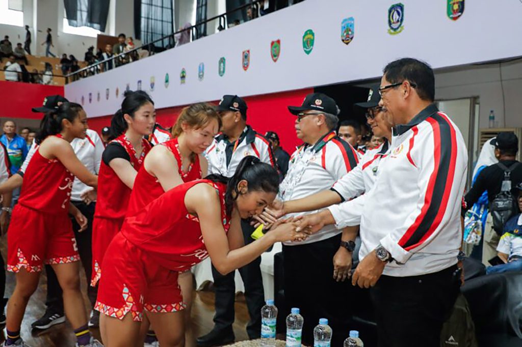 Nana Sudjana didampingi Ketua KONI Jateng, Bonaventura Sulistiana (Foto Dok KONI)