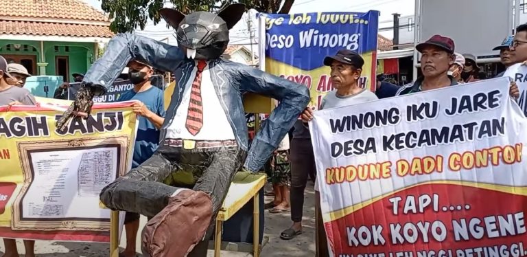 demo warga winong