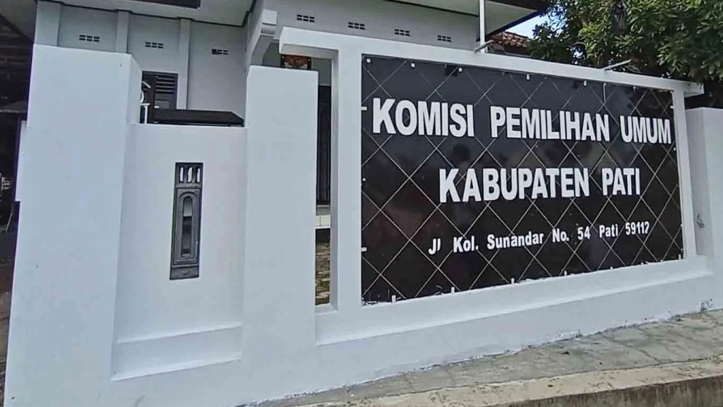 kpu pati serahkan kembali berkas pendaftaran 3 paslon pilkada pati