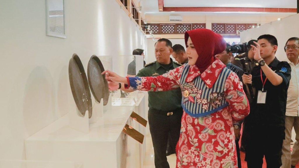 Bupati-Klaten-Sri-Mulyani-berkeliling-Museum-Daerah-Klaten