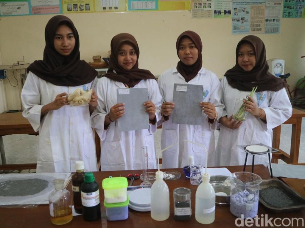 siswa-sma-pgri-2-kayen-kabupaten-pati-membuat-kertas-nano-karbon-untuk-membungkus-buah-dan-antiserangga-sabtu-9112024_43