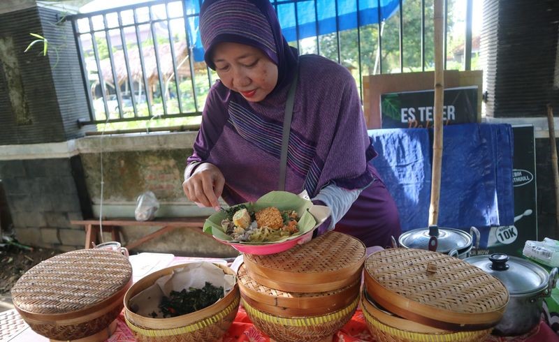 kuliner-nasi-jagung-daun-jati-di-pati-jumat-20122024-1