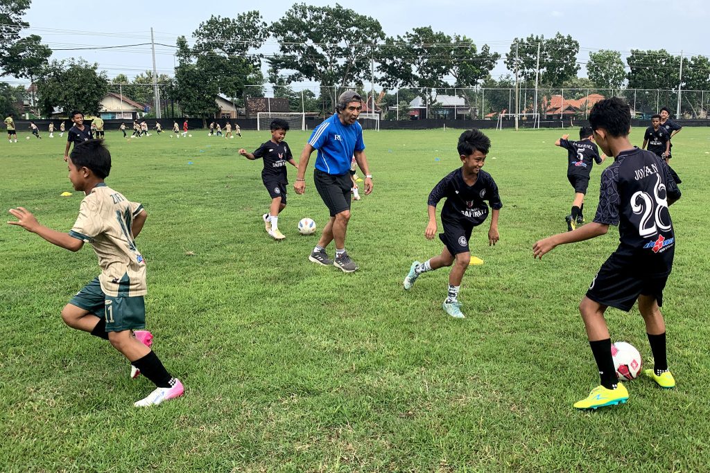 Coaching clinic Ronald Lepez dok Sri Nugroho