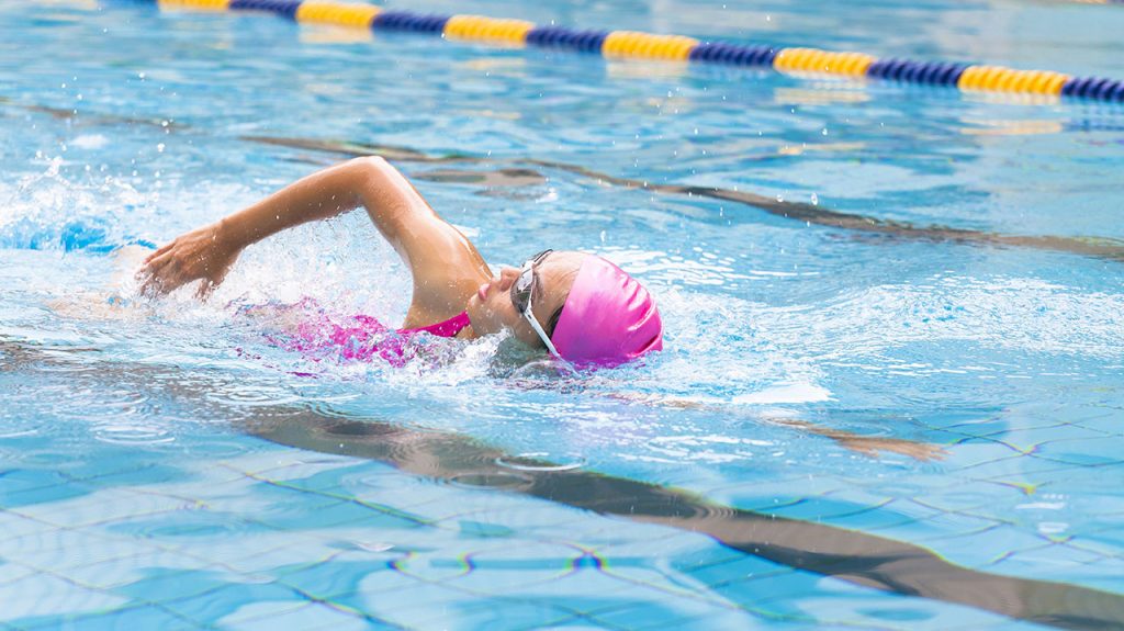 gambar-orang-berenang-di-kolam-2
