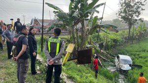 mobil-avanza-jatuh-ke-sawah-usai-tertabrak-ka-argo-bromo-anggrek-di-perlintasan-ka-swadaya-jalan-umum-tuko-sidorejo-dusun-sugi-1777622109873_169