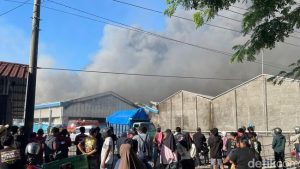 pabrik-pengolahann-ikan-di-jalan-juwana-pati-terbakar-sabtu-662026-1780708439229_169