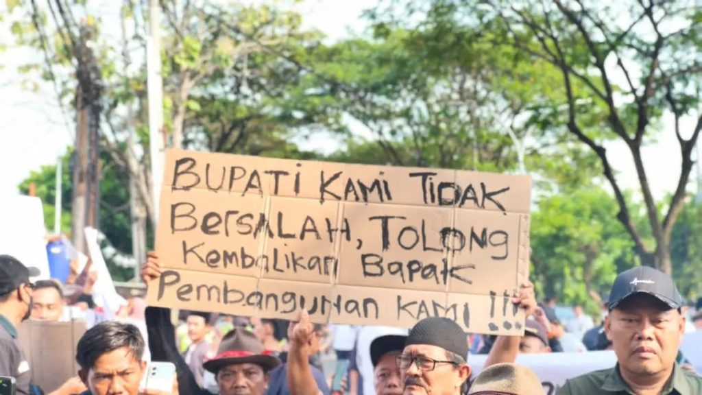 ribuan-warga-pati-menggelar-damai-dari-aksi-pati-bangkit-mendatangi-pengadilan-tipikor-semarang-senin-1562026-ida-fadilahjawa-pos-radar-semarang-Y98W3