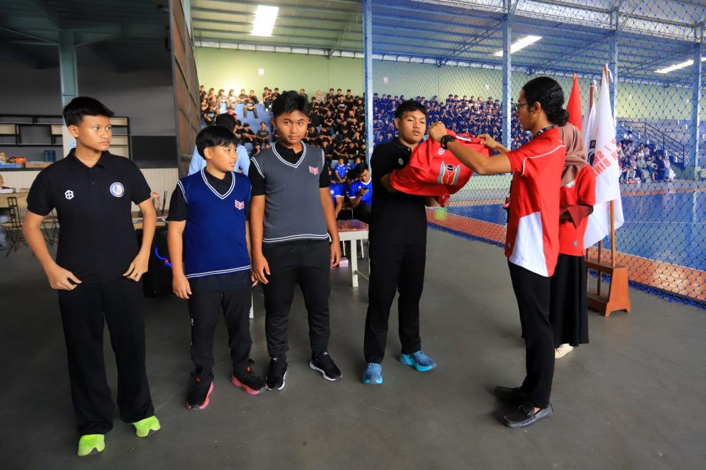 Penyerahan jersey dan rompi baru dilakukan CEO Safin Pati Sports School Rafi Rizqullah Arifin. (kanalmuria)