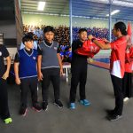Penyerahan jersey dan rompi baru dilakukan CEO Safin Pati Sports School Rafi Rizqullah Arifin. (kanalmuria)