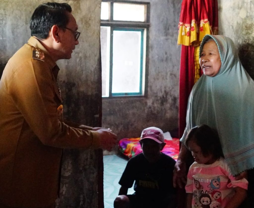 Potret Kaswi warga Margorejo Pati yang tidak mampu menyekolahkan putrinya. (kanalmuria)