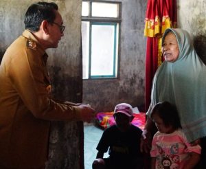 Potret Kaswi warga Margorejo Pati yang tidak mampu menyekolahkan putrinya. (kanalmuria)